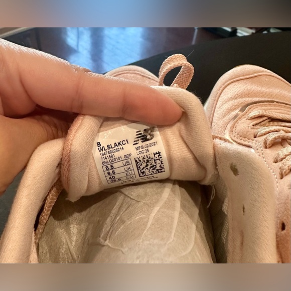 Women’s light pink New Balance Sneaks (8.5) - Picture 7 of 7